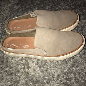 TOMS SLIP ON SHOES. Size 9. Like new!